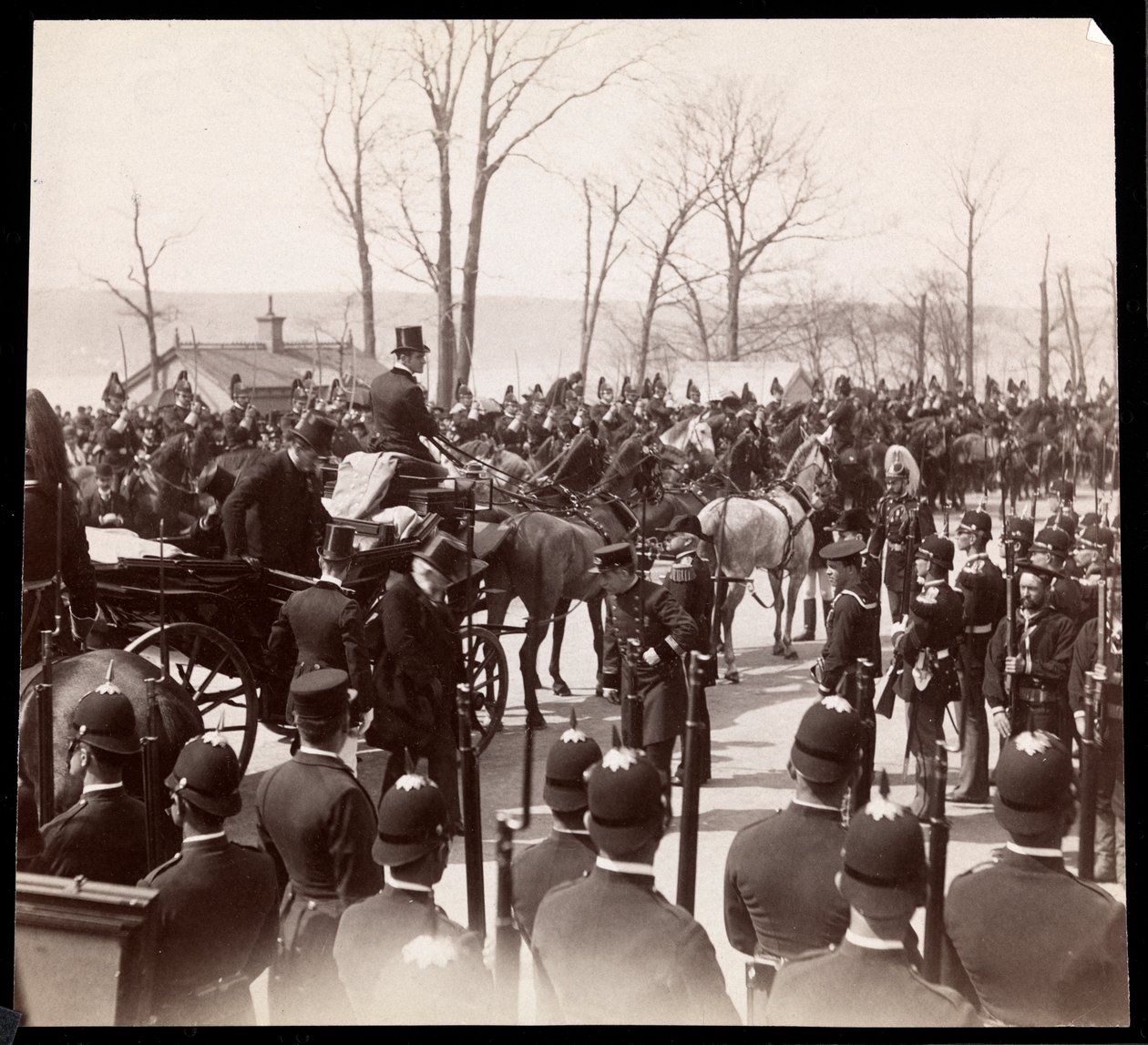 Vue de la foule et des militaires entourant une calèche avec le président Harrison au tombeau de Grant, New York, 1898 - Byron Company