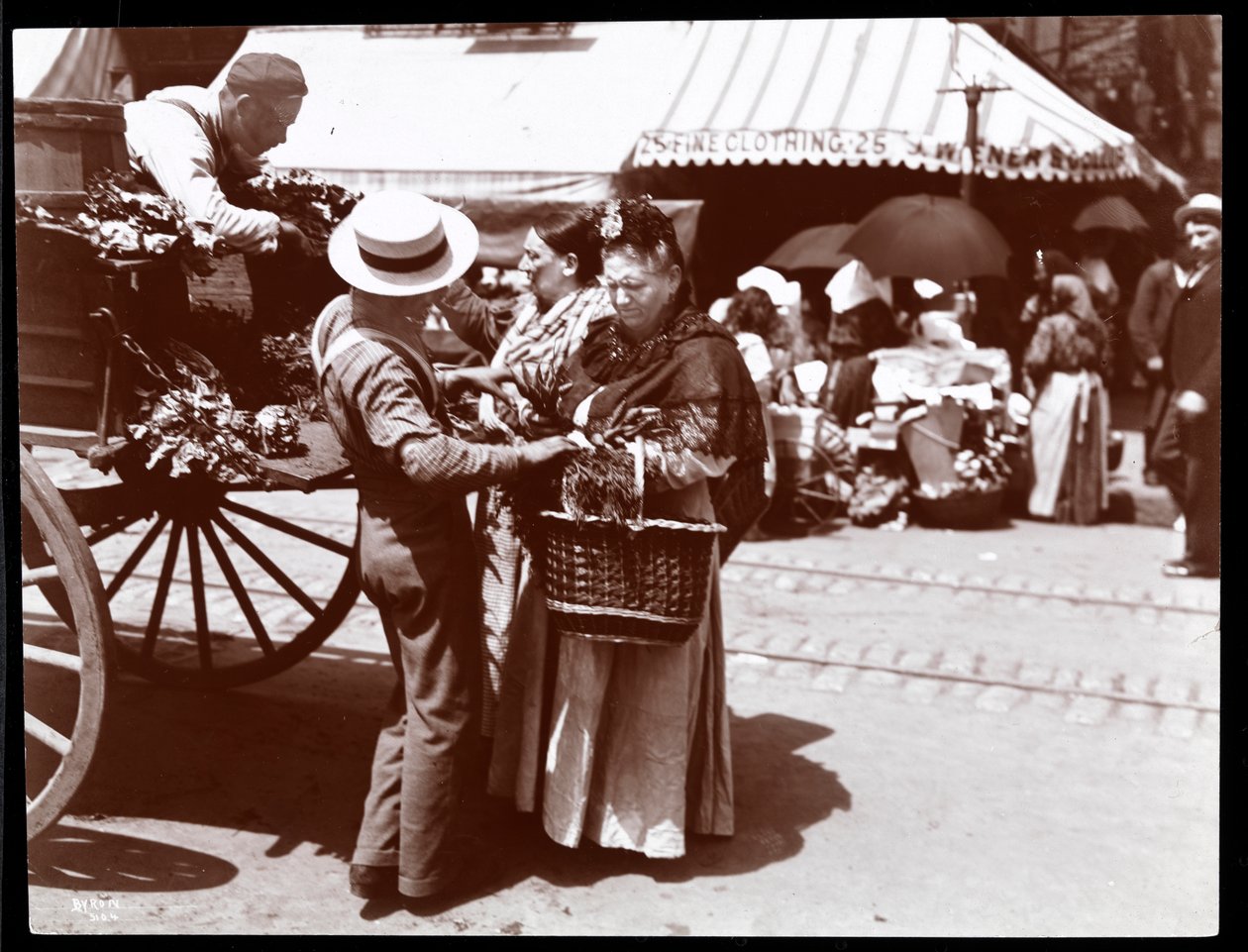 Vue de femmes achetant des légumes à un colporteur dans la rue, New York, 1898 - Byron Company