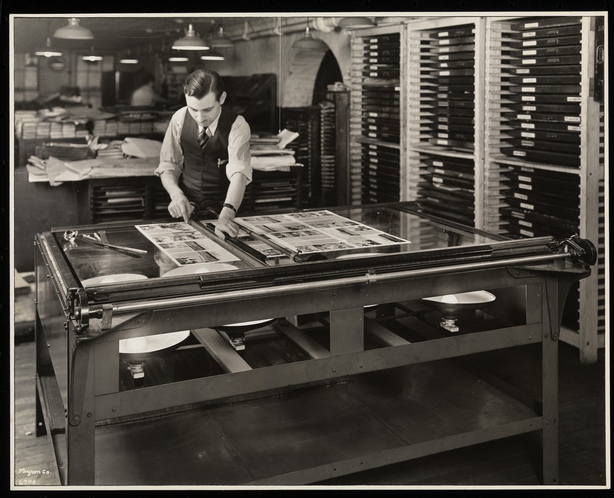 Travail sur une mise en page à une table lumineuse chez Unz und Co., 24 Beaver Street, New York, 1932 - Byron Company