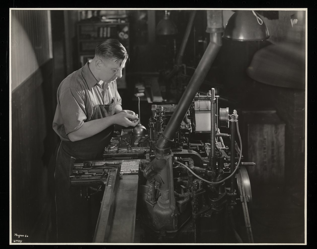 Travail sur une machine à monotype chez Unz et Co., 24 Beaver Street, New York, 1932 - Byron Company