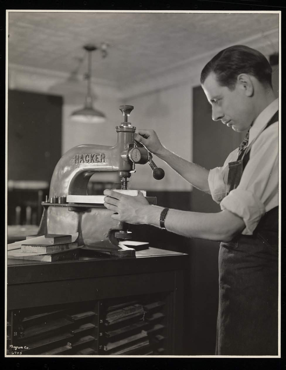 Travail sur les caractères chez Unz und Co., 24 Beaver Street, New York, 1932 - Byron Company
