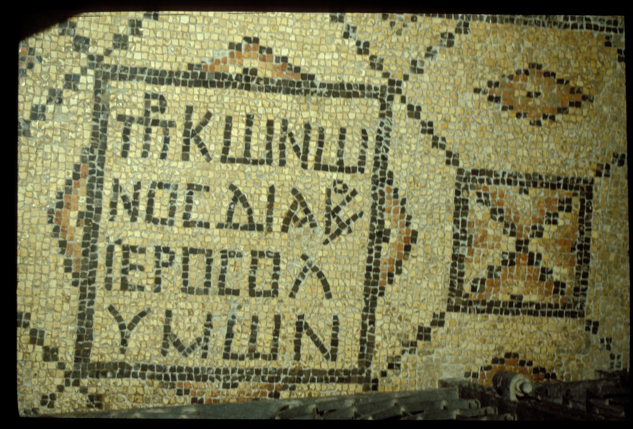 Mosaïque trouvée dans la grotte de l