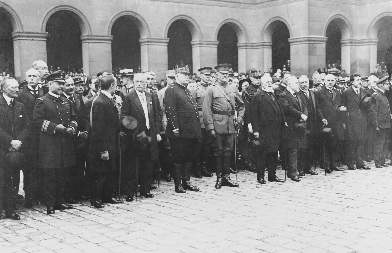 Le maréchal Joffre, le général Pershing et le président Poincaré accueillant le premier contingent de troupes américaines arrivées en France, à l