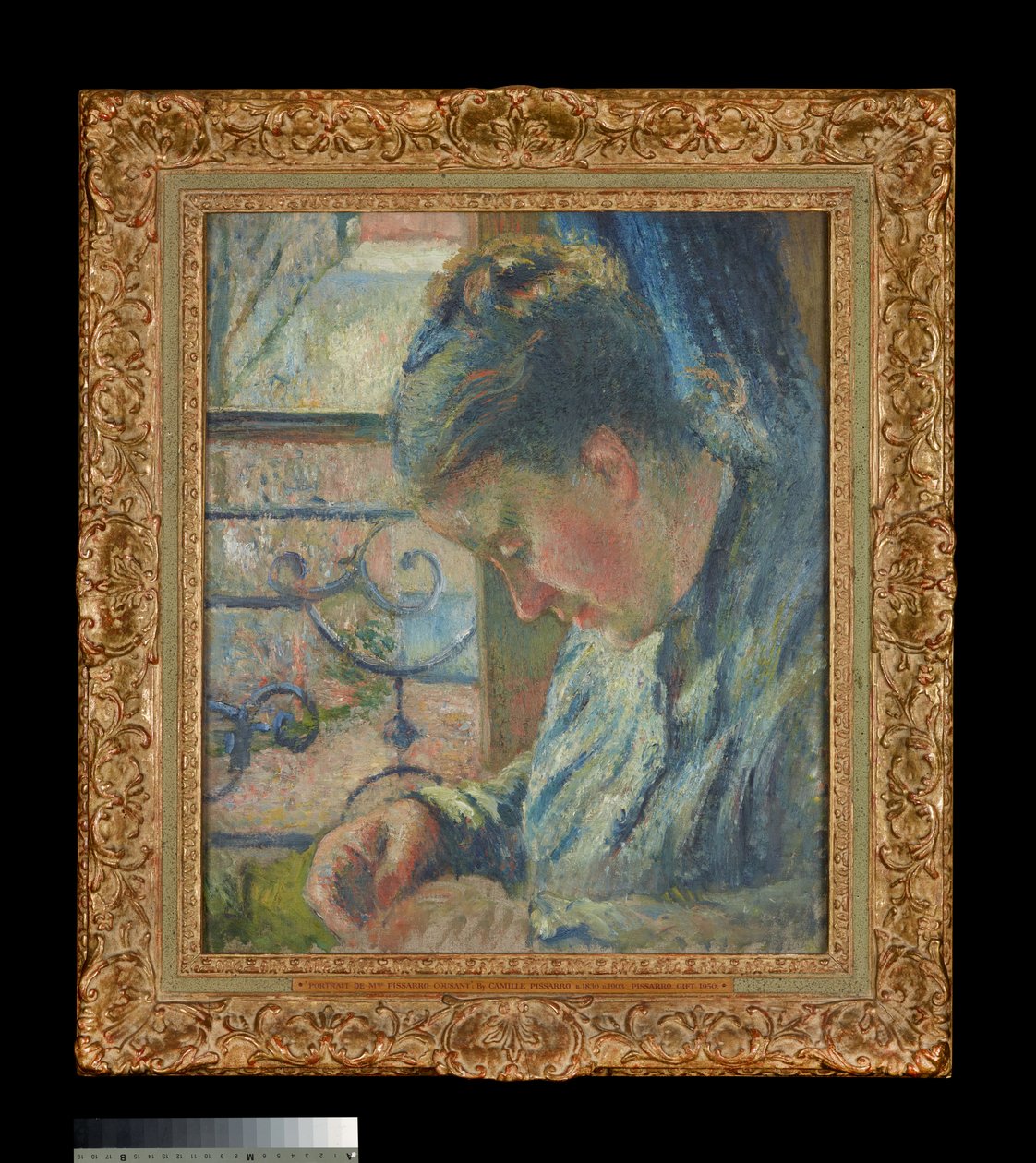 Julie Pissarro cousant près d