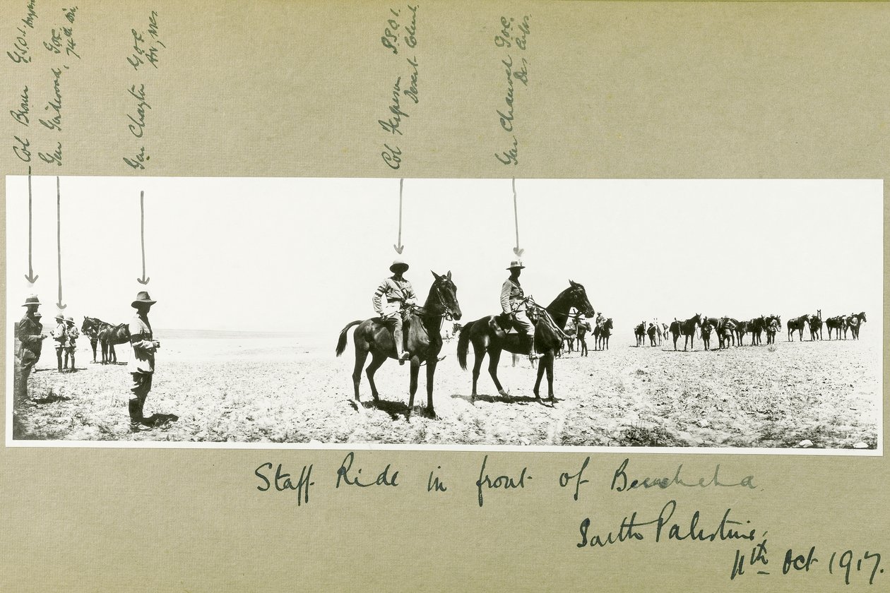 Balade du personnel devant Beersheba, Palestine du Sud, octobre 1917 - Capt. Arthur Rhodes