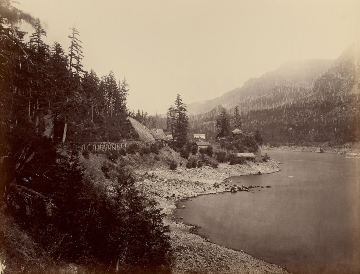 [La maison Middle Block, fleuve Columbia] - Carleton Watkins