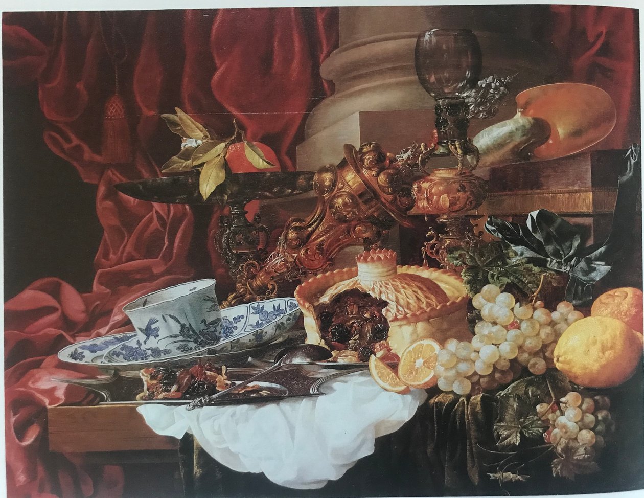 Nature morte somptueuse avec tarte, fruits et argenterie - Carstian Luyckx