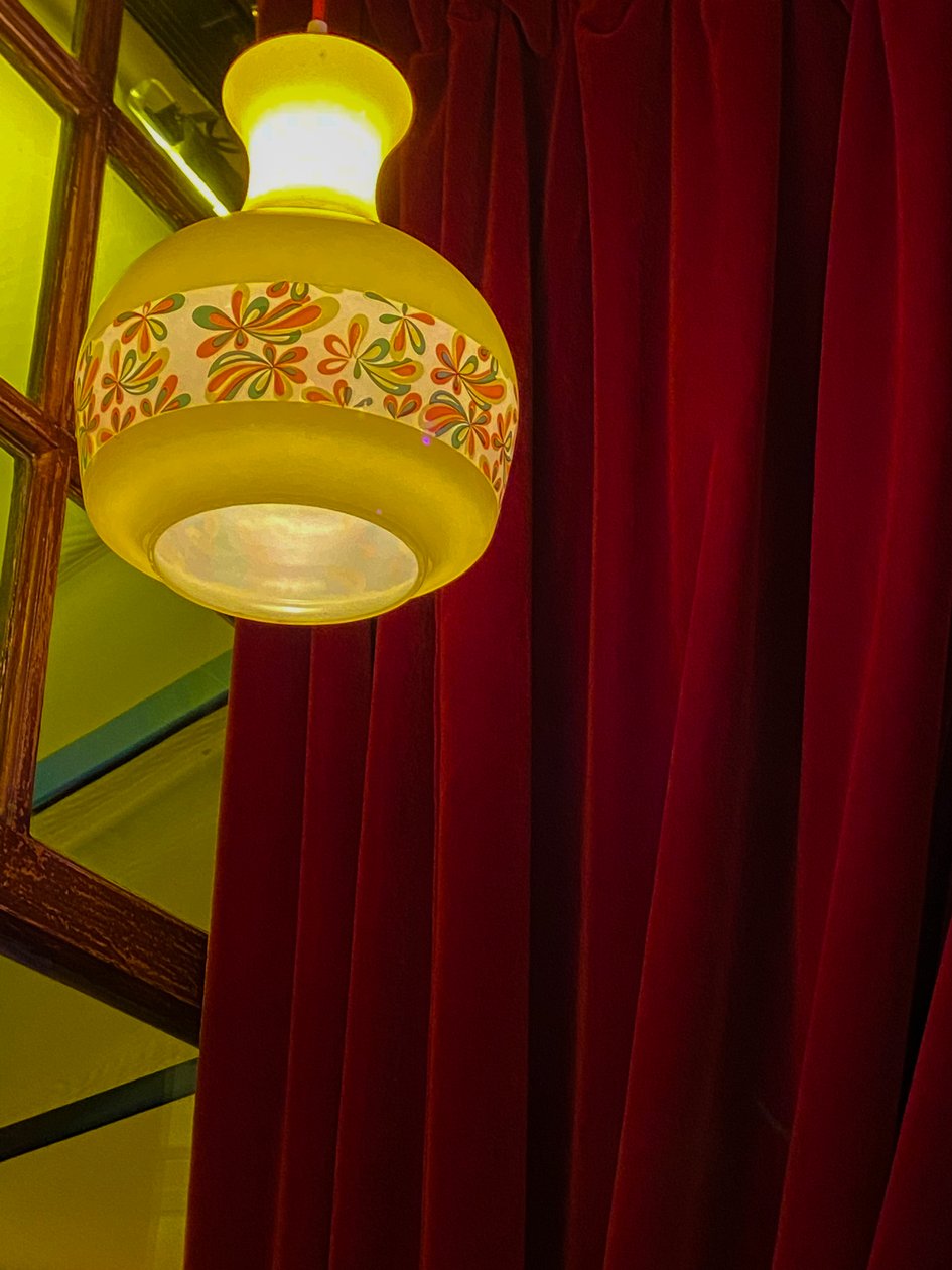 Composition - Lampe et rideaux, 2022 (photo) - Cécile Jamet