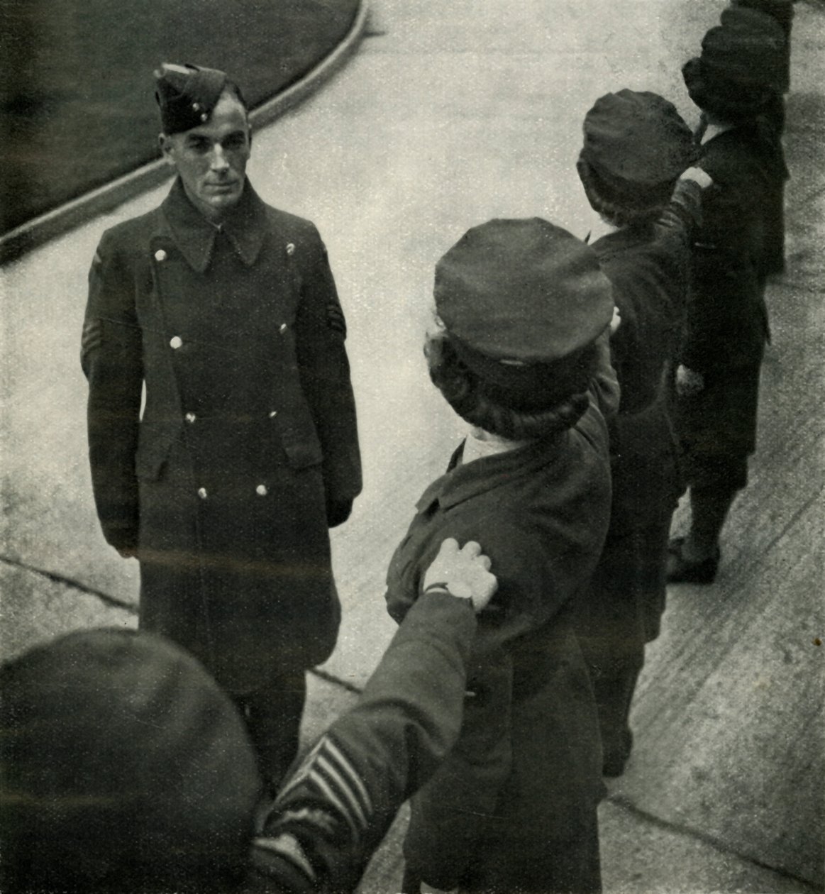 Sergent de la R.A.F. entraînant des aviatrices, vers 1943 - Cecil Beaton