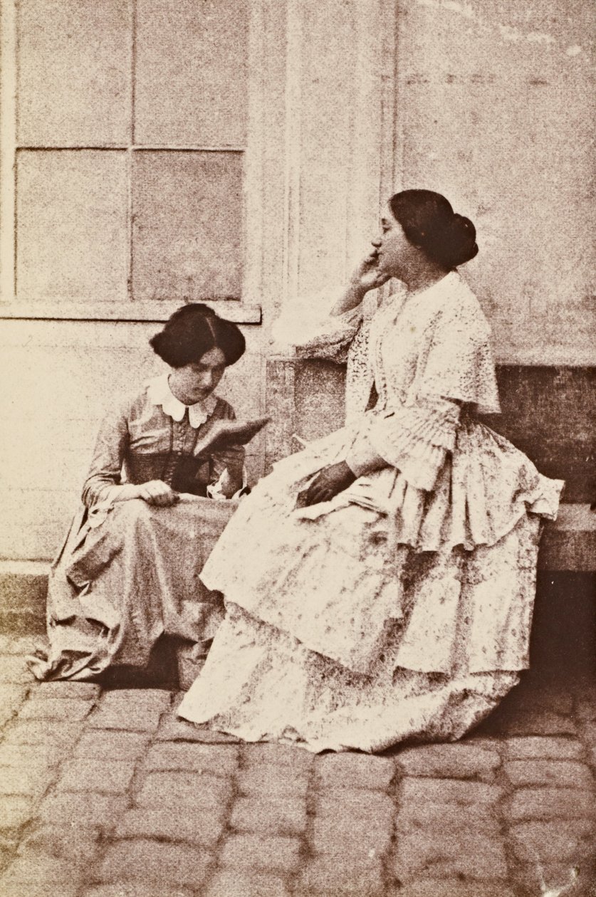 Femmes dans une cour - Charles Nègre