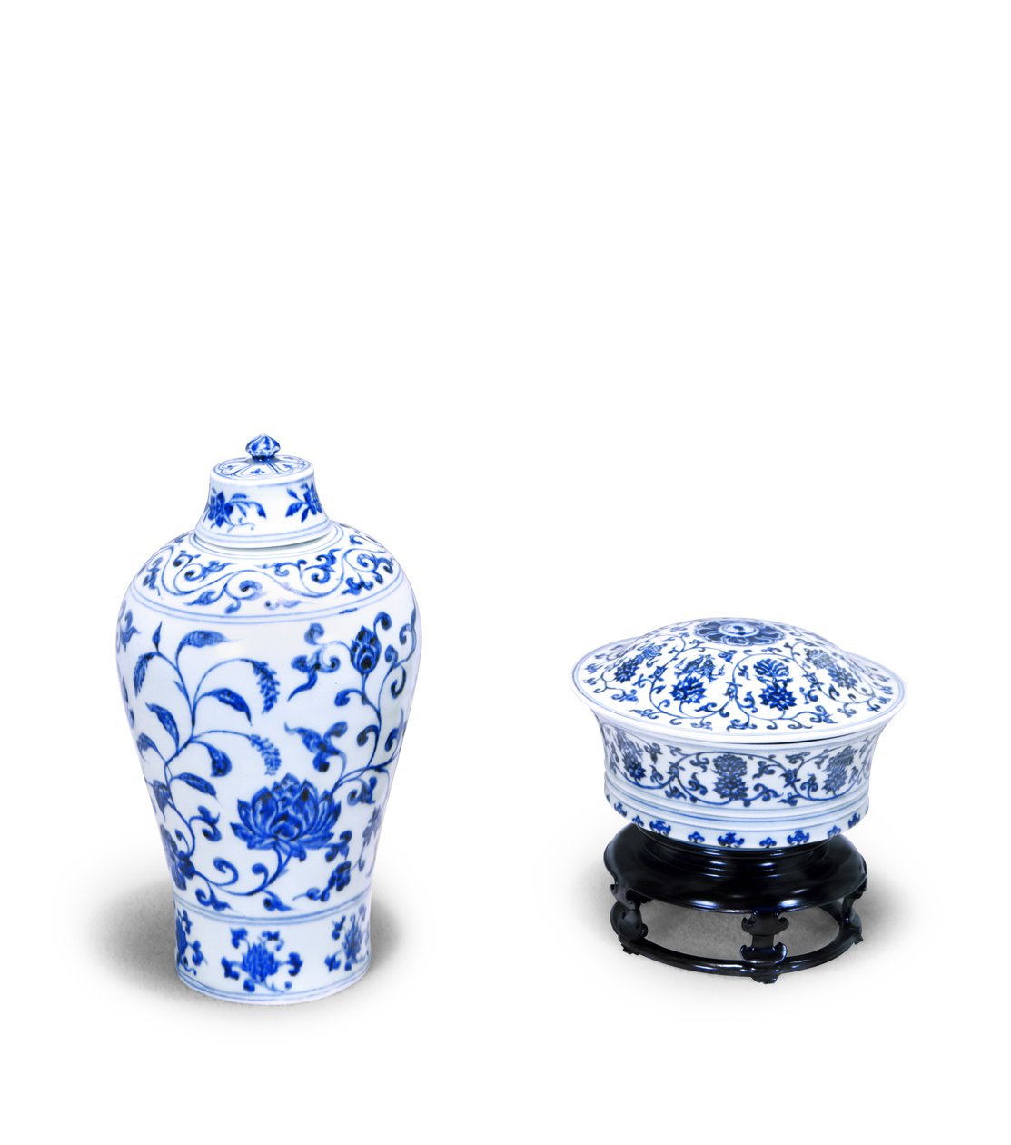 Bol couvert bleu et blanc, décoré de volutes de lotus et de 8 emblèmes bouddhistes, portant la marque de Yuande; Meiping bleu et blanc avec couvercle, décoré de lotus et de plantes aquatiques, période Yung-lo - Chinese School