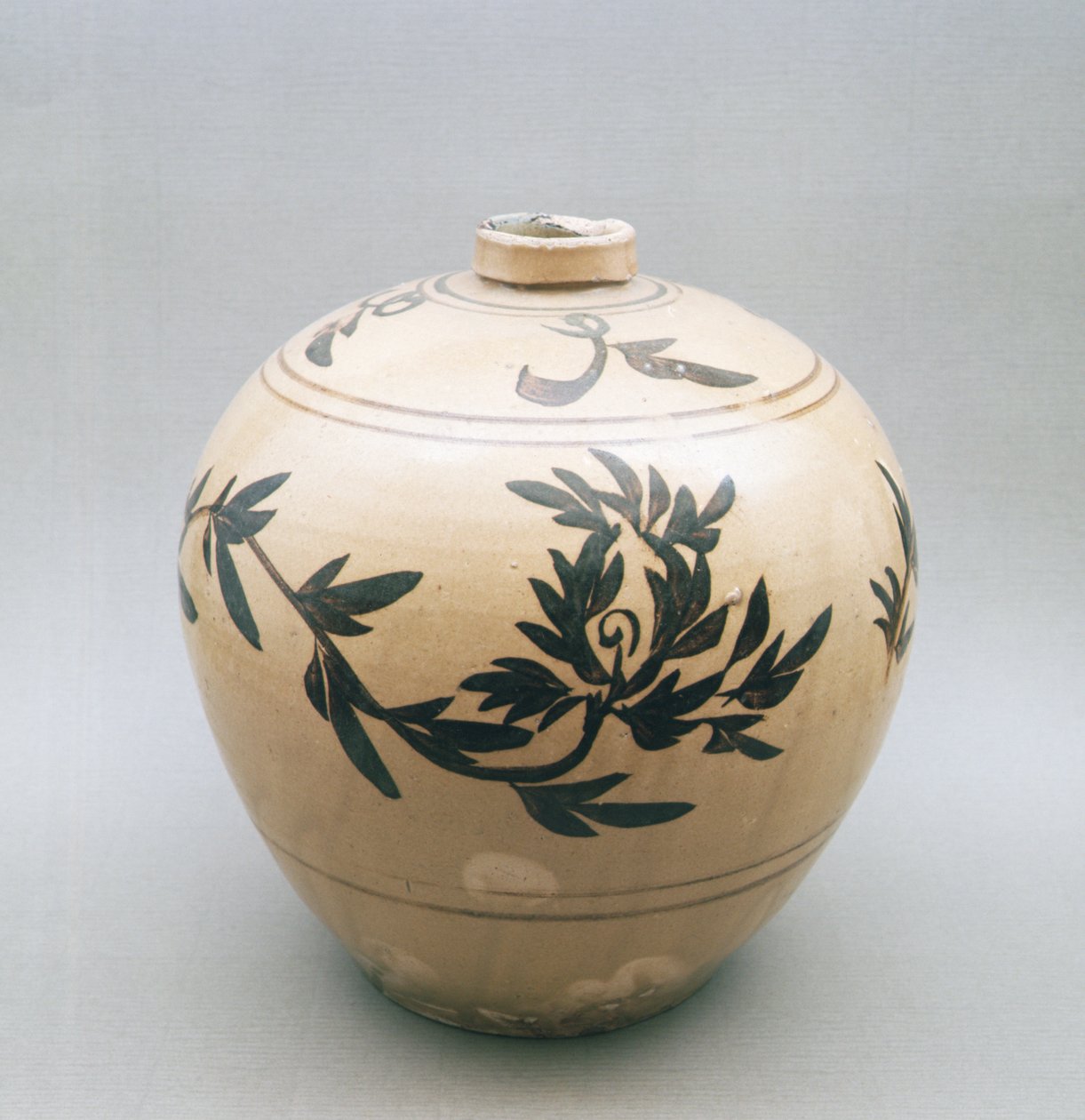 Bouteille émaillée buff, Dynastie Sung, 960-1279 - Chinese School