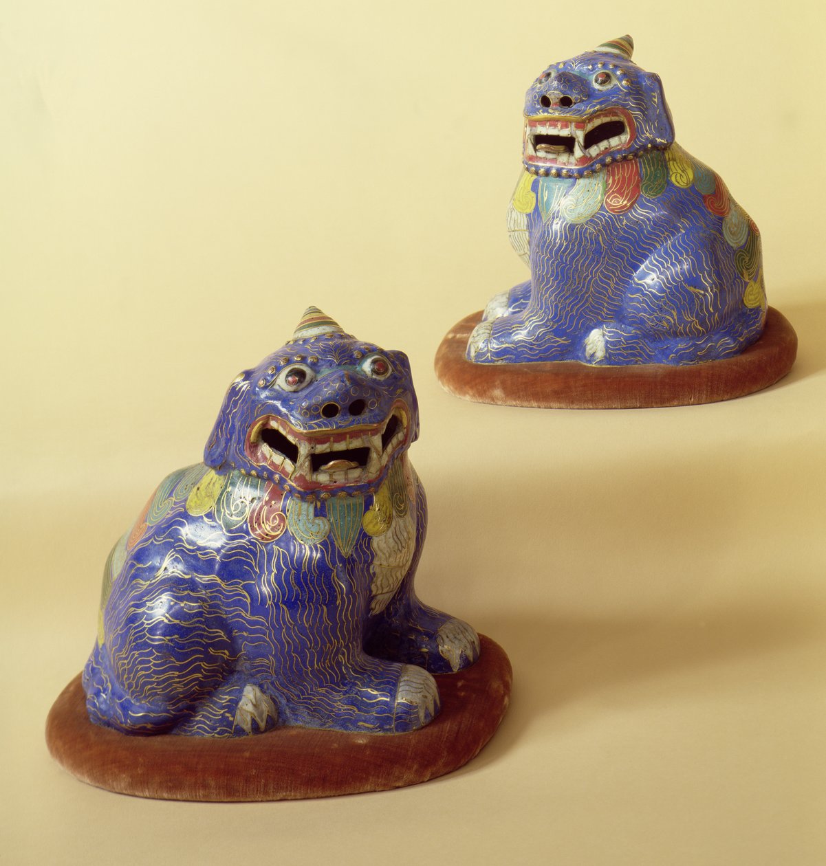 Paire de chiens en cloisonné chinois, XVIIIe siècle - Chinese School