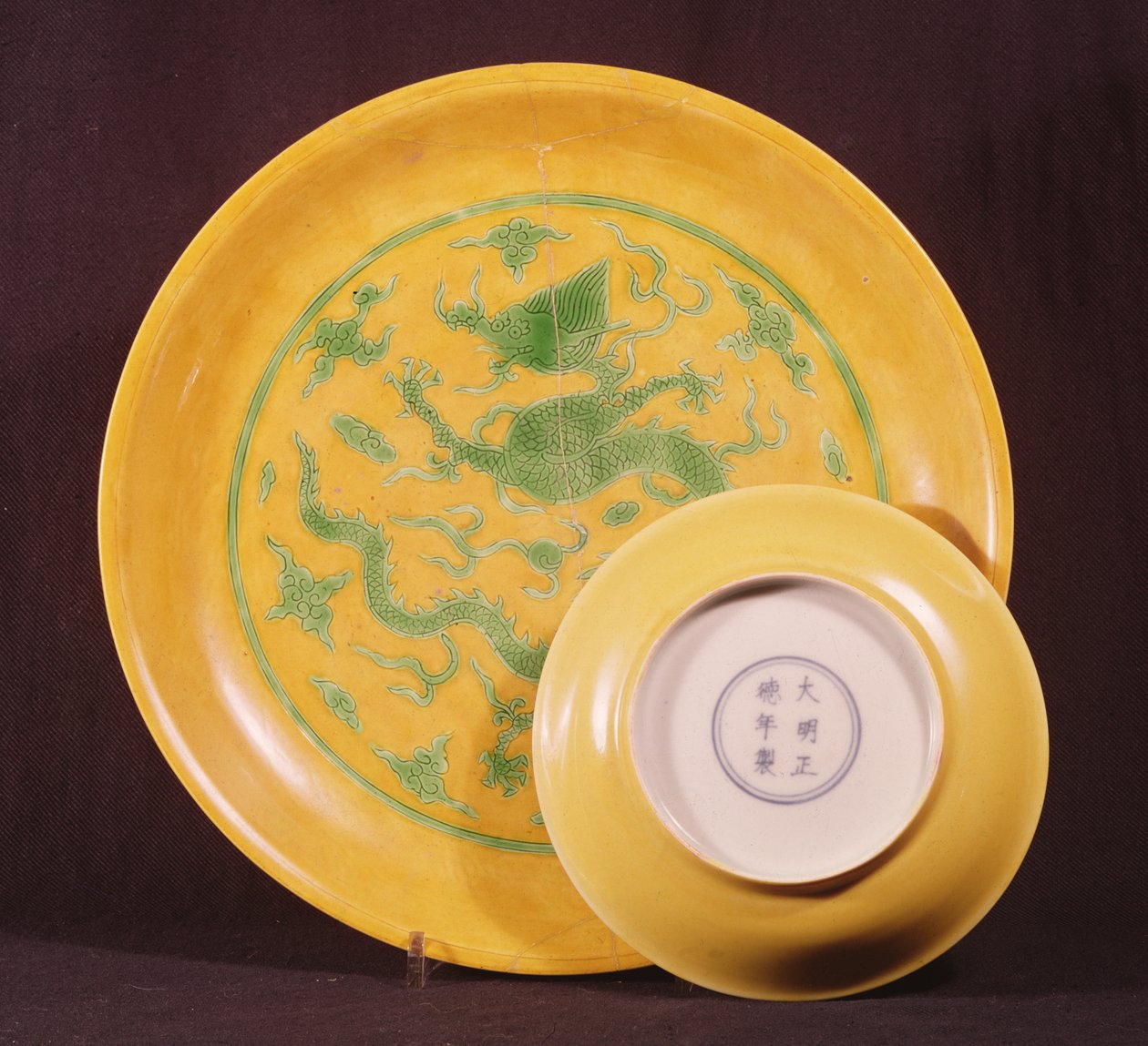 Deux plats à sauce impériaux jaunes, période Cheng-te (1506-21) - Chinese School