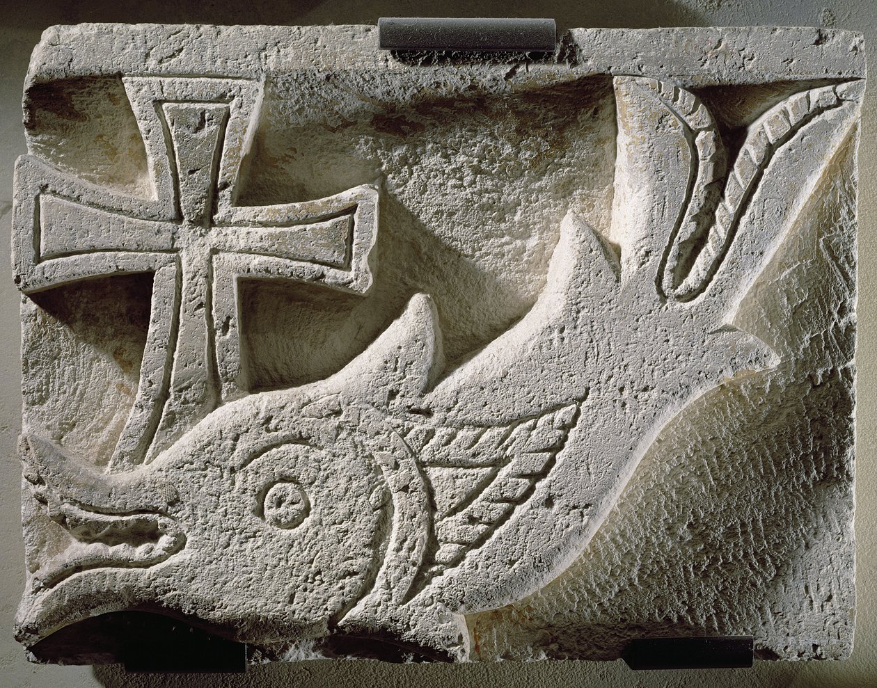 Relief représentant un poisson et une croix, du cimetière d