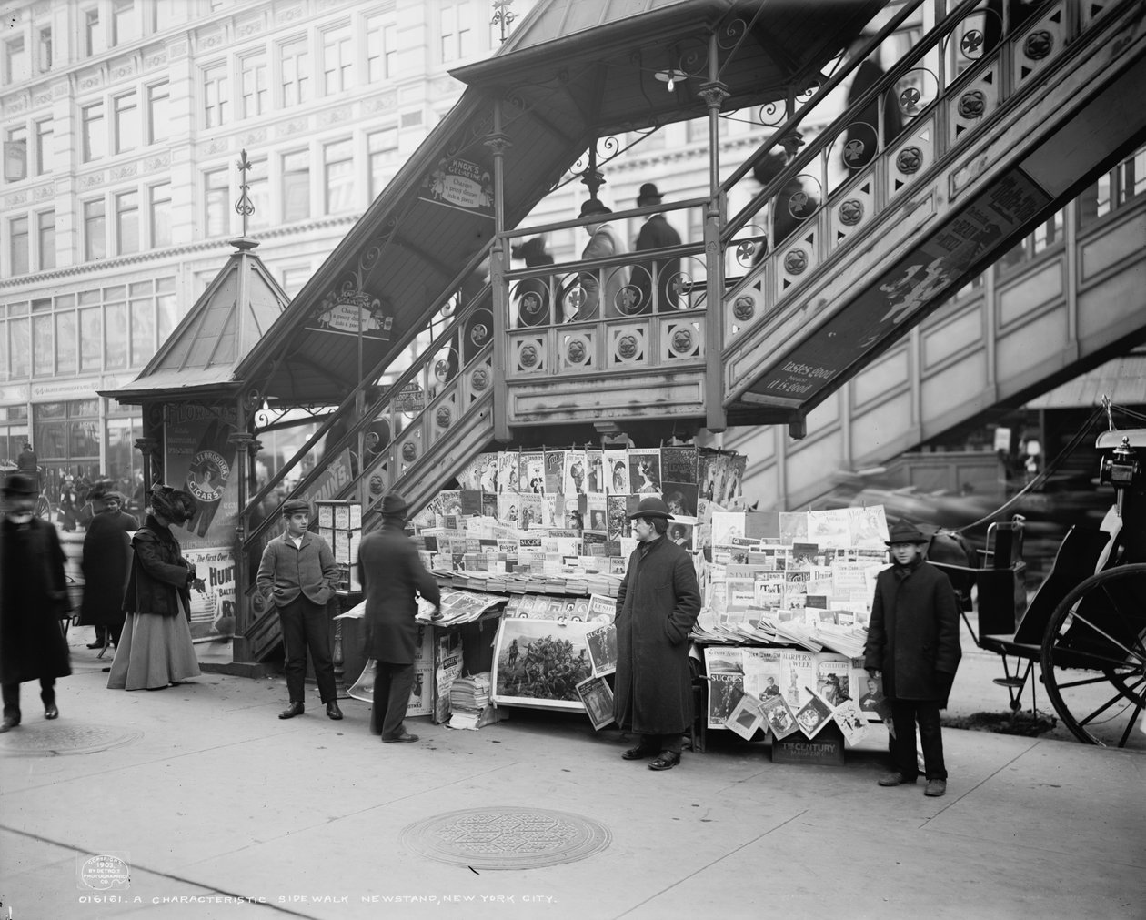 Un kiosque à journaux caractéristique, New York, vers 1903 - Detroit Publishing Co.