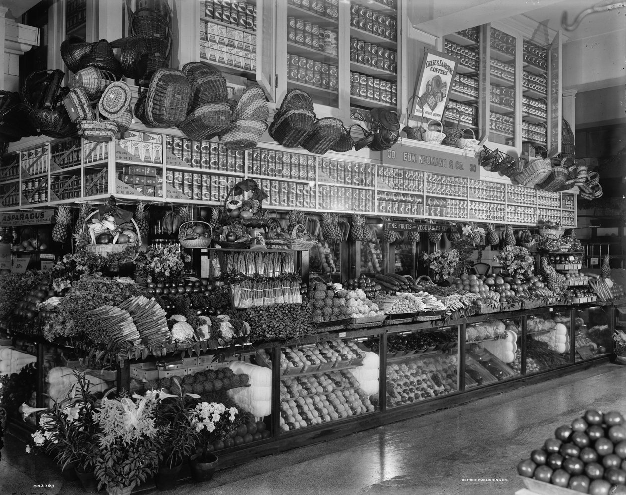 Edw. Neumann, Broadway Market, Detroit, Michigan, c.1905-15 - Detroit Publishing Co.