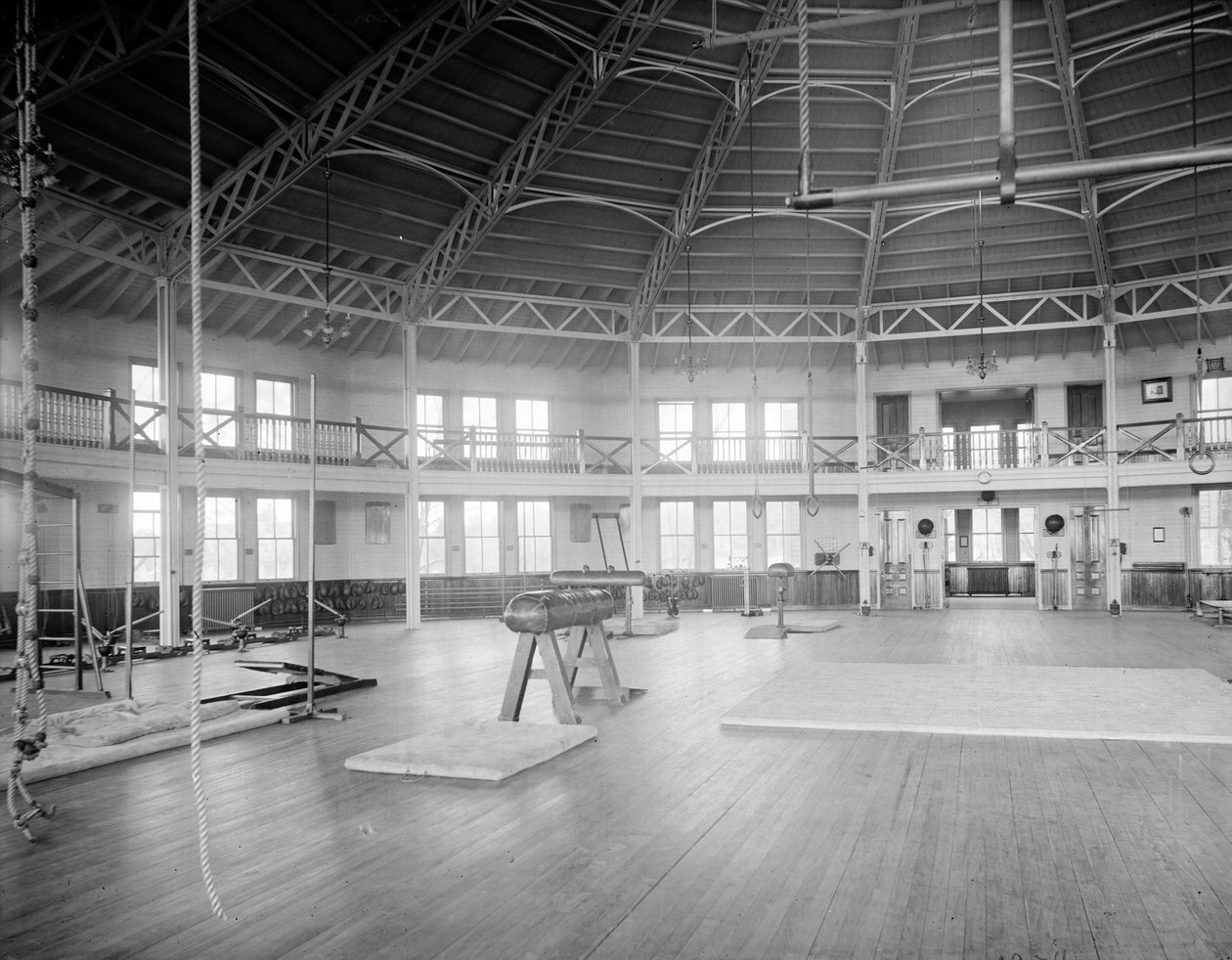 Intérieur du gymnase, Académie navale des États-Unis, vers 1890-1901 - Detroit Publishing Co.