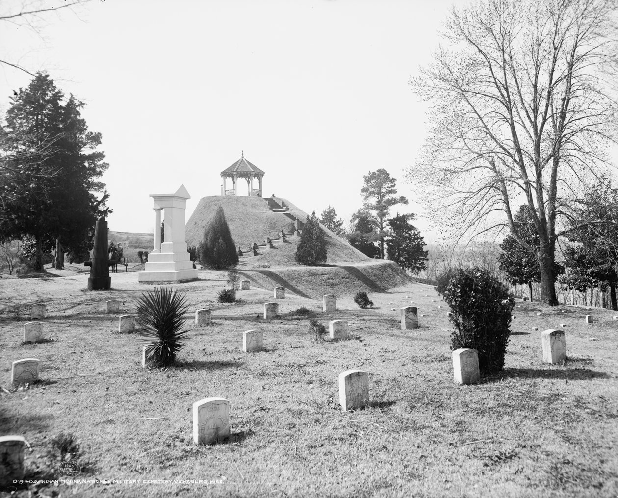 Monticule indien, Cimetière militaire national, Vicksburg, Mississippi, vers 1906 - Detroit Publishing Co.