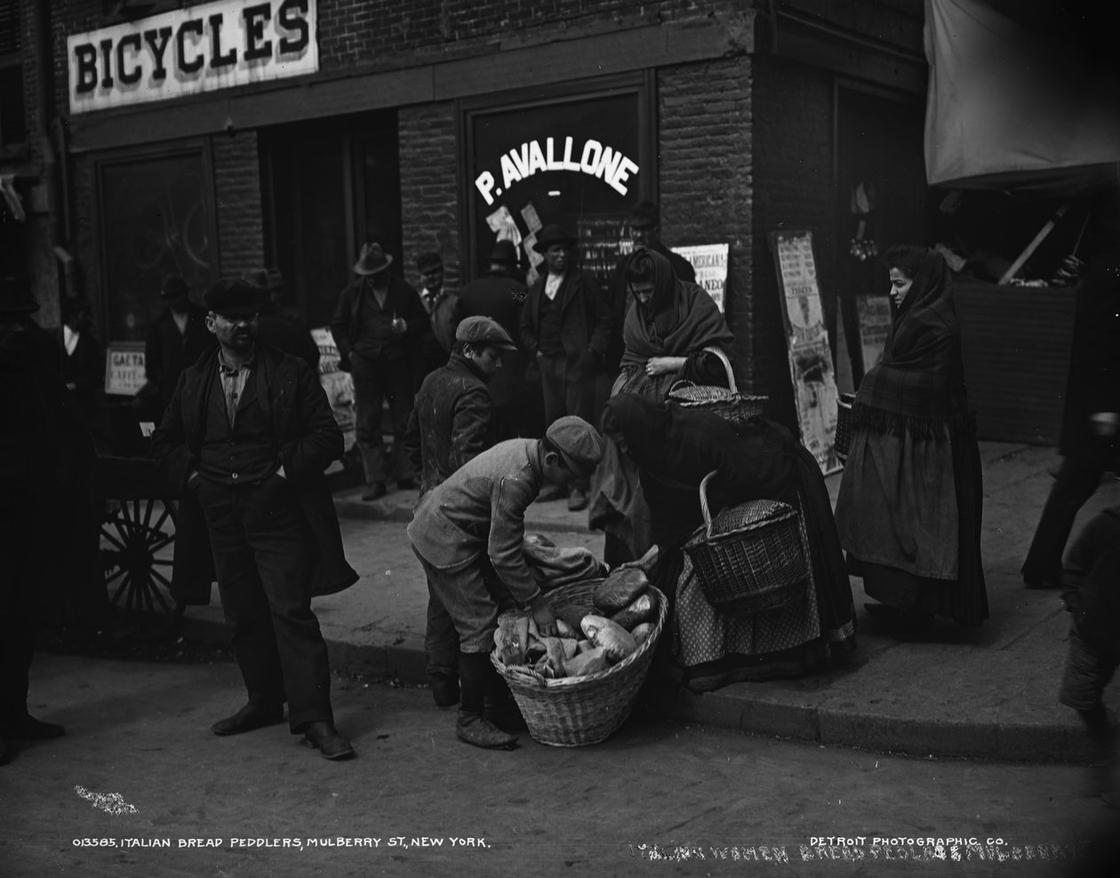 Vendeurs de pain italiens, Mulberry St., New York, vers 1900 - Detroit Publishing Co.