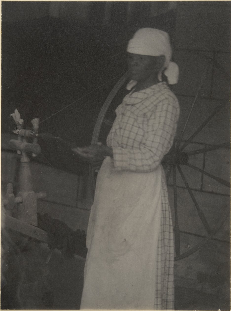 Femme à la roue à filer - Doris Ulmann