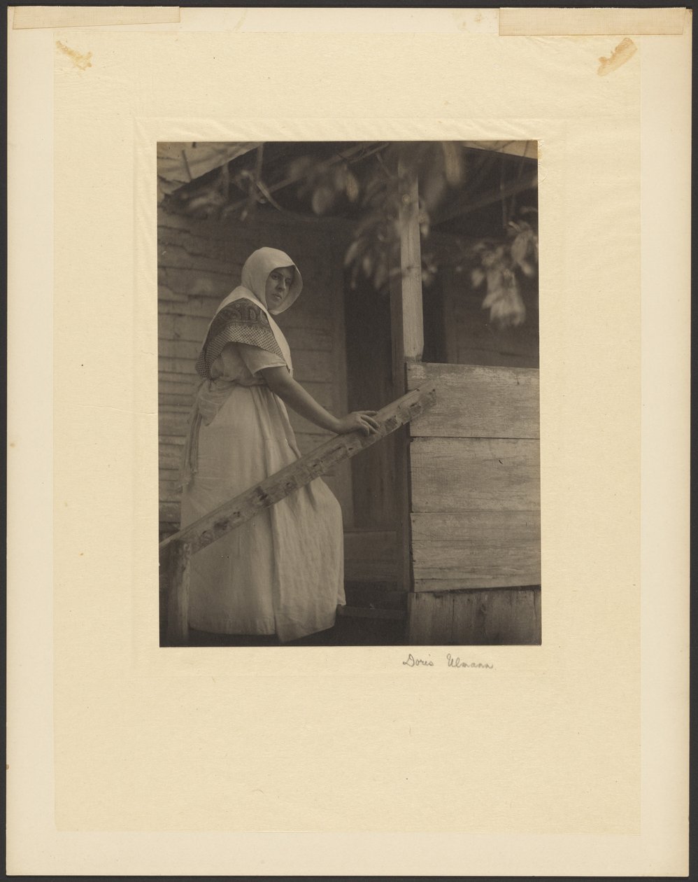 [Jeune femme montant un escalier] - Doris Ulmann
