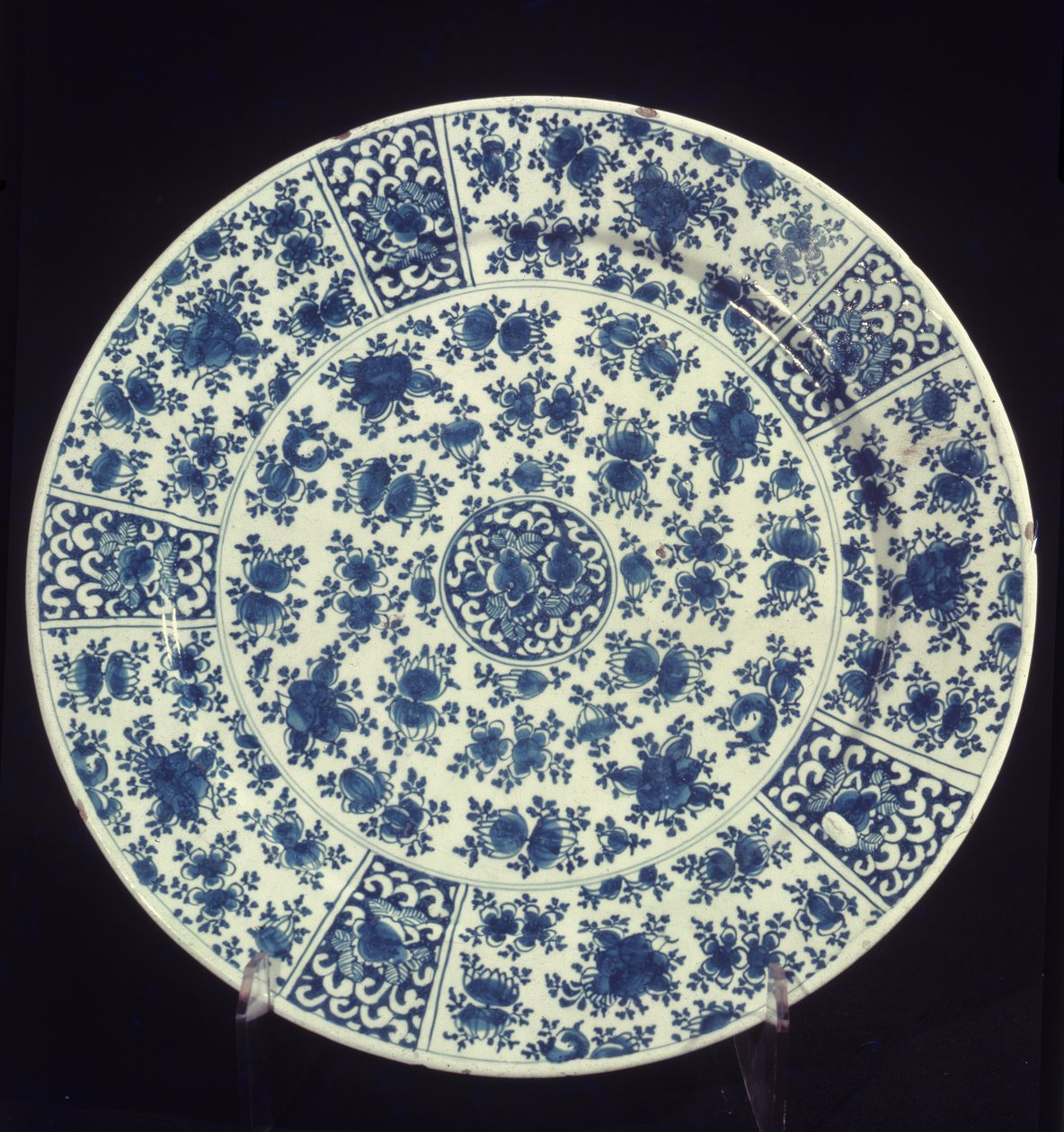Assiette avec motif de rose bleue, 1764 - Dutch School
