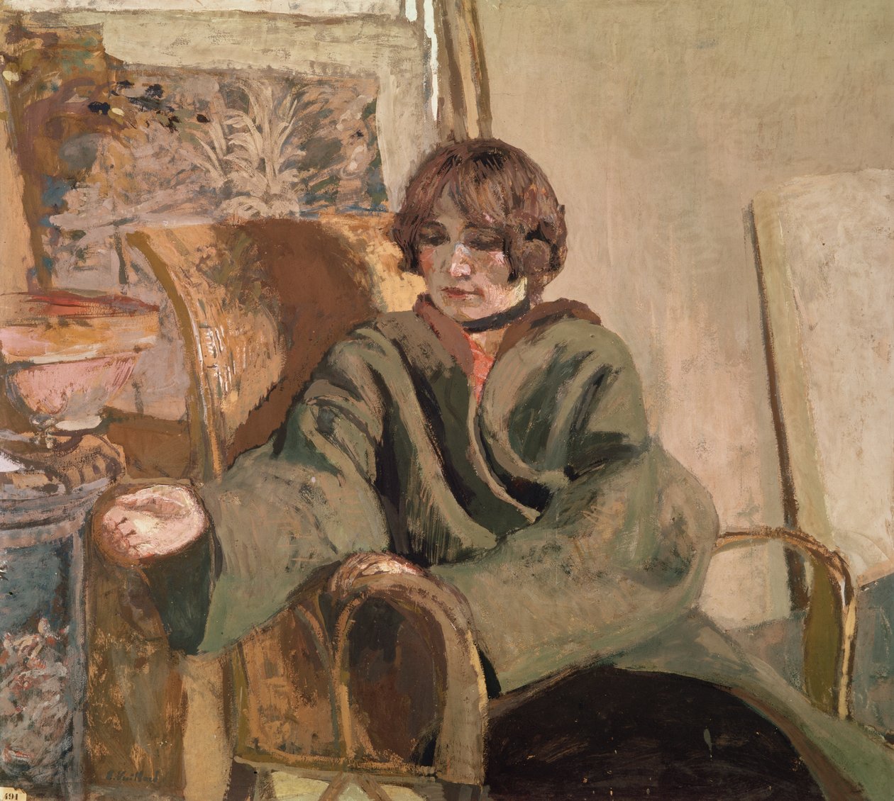 Femme assise à côté d