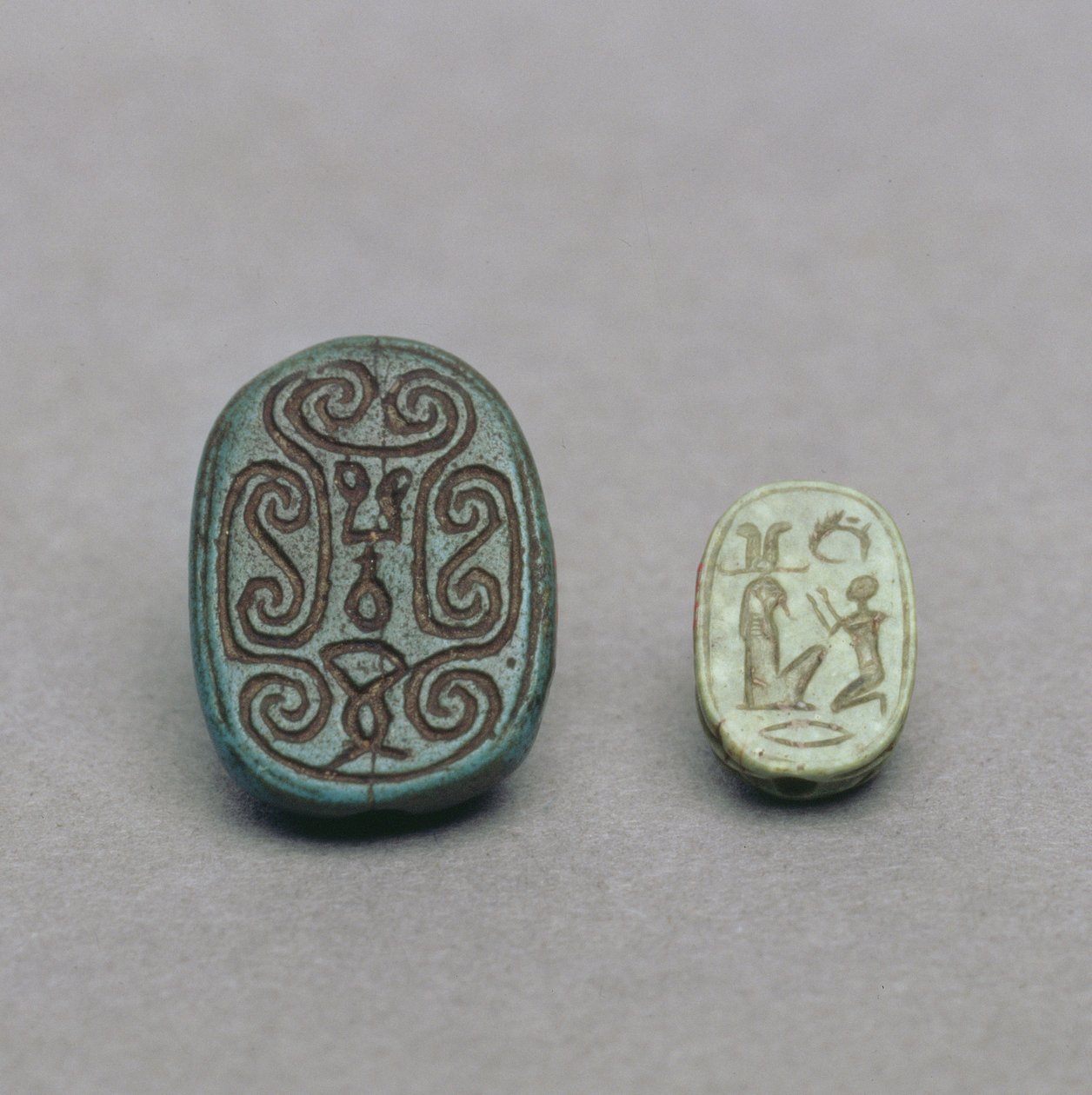 (G-D) Amulette scarabée en faïence égyptienne, Deuxième Période Intermédiaire, 13e-17e Dynastie, c.1650 av. J.-C.; amulette scarabée en feldspath vert, Période Tardive, 26e Dynastie, c.600 av. J.-C. - Egyptian