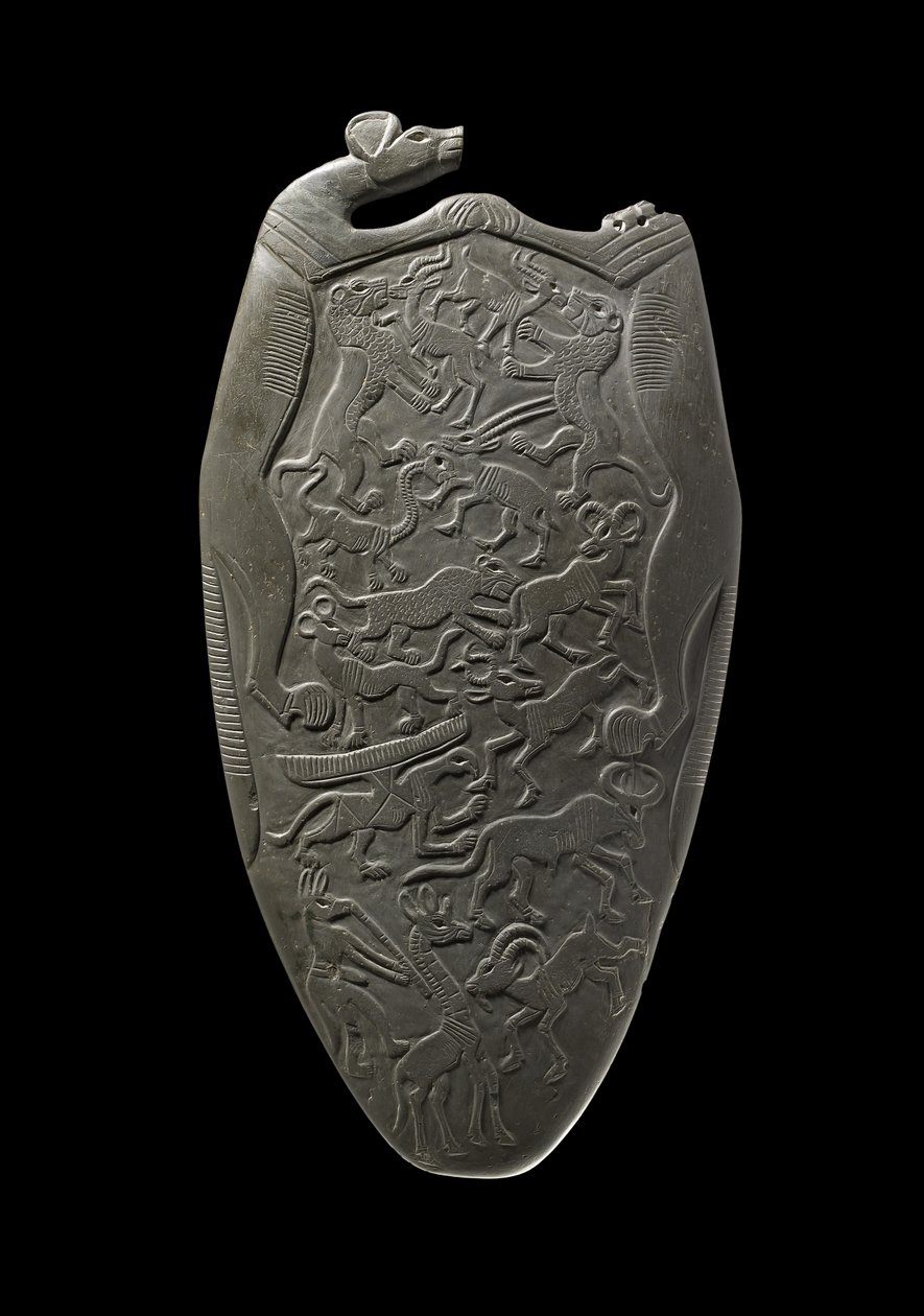 Palette cérémonielle sculptée avec des animaux, certains en combat, d