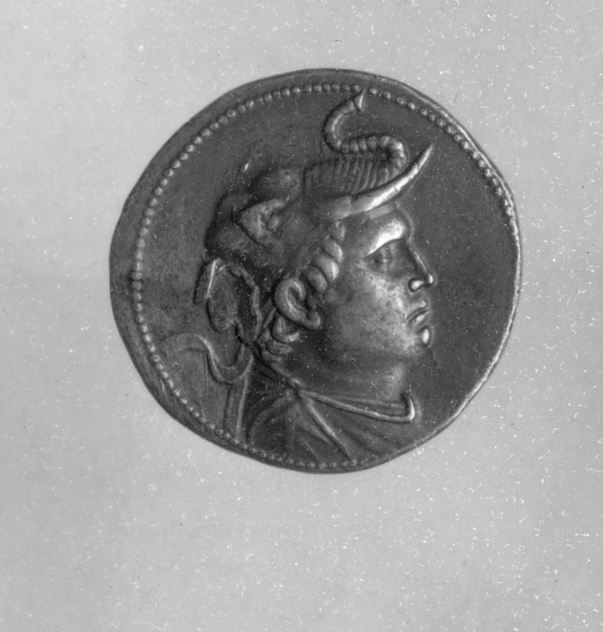 Pièce frappée par Ptolémée I (367 av. J.-C. - 283 av. J.-C.) montrant Alexandre le Grand (356 av. J.-C. - 323 av. J.-C.) portant un bonnet d