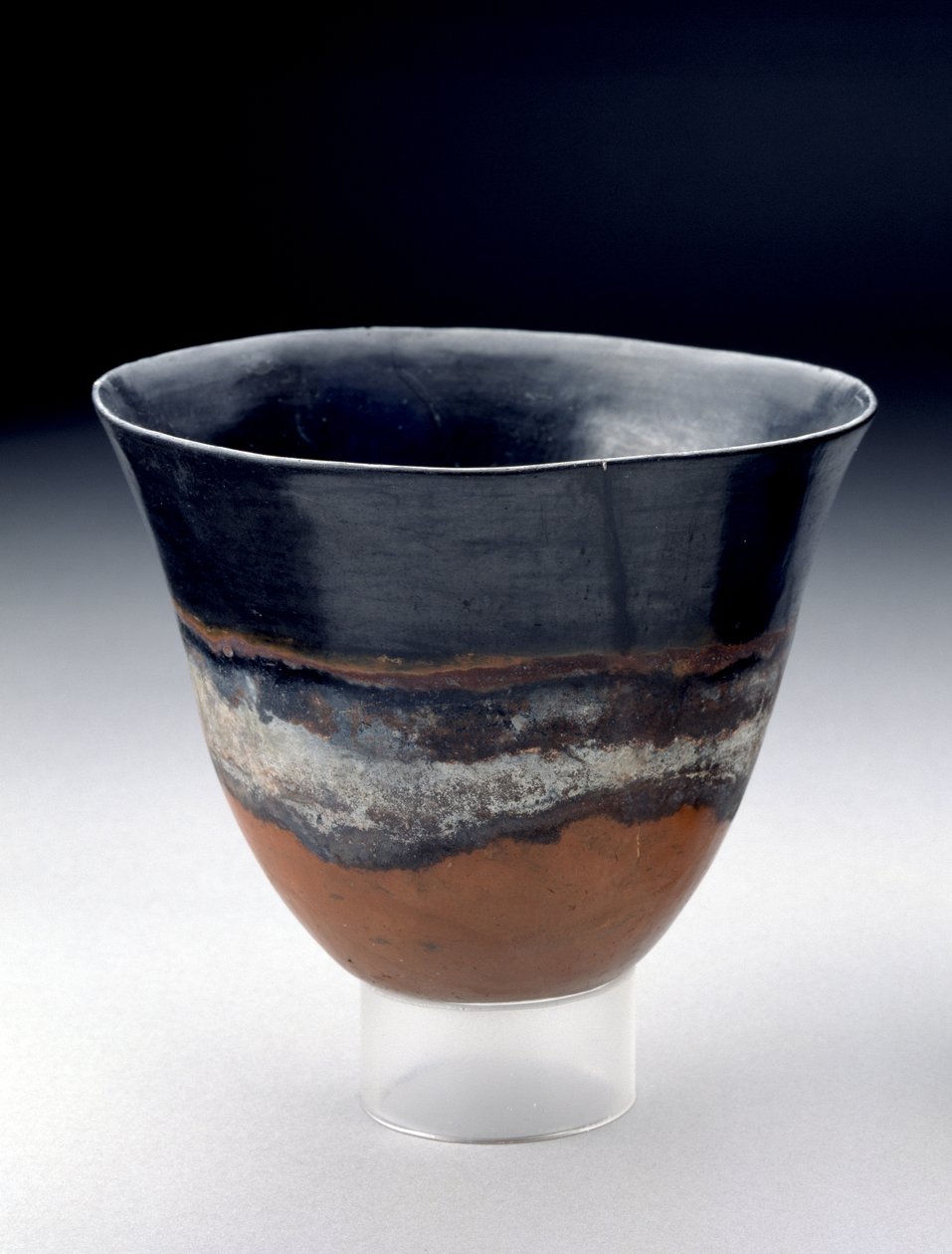 Bol profond avec extérieur rouge vif et noir séparé par une bande blanche, gobelet de Kerma, 13e-14e dynasties, c.1755-1640 av. J.-C. - Egyptian