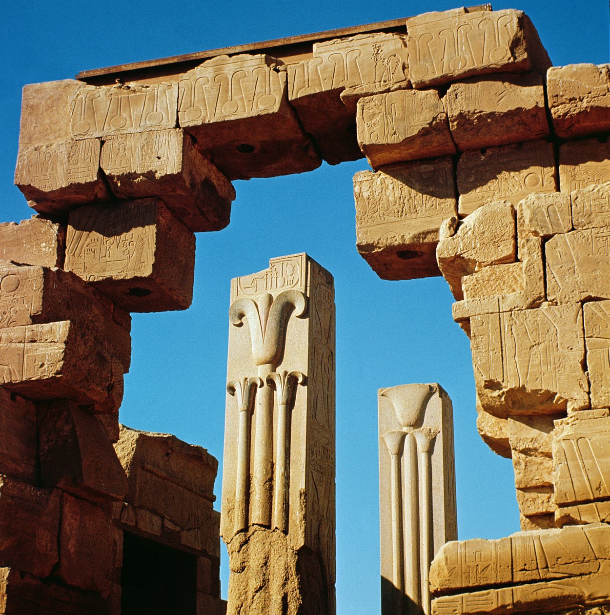Piliers décorés de lotus et papyrus stylisés du Grand Temple d