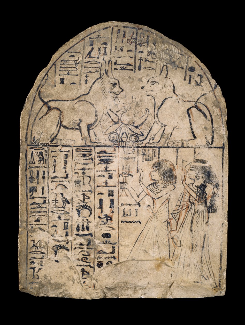 Stèle montrant un homme et une femme adorant deux chats qui sont des manifestations des deux aspects du dieu soleil, Rê et Atoum, trouvée à Deir el-Médina - Egyptian 19th Dynasty