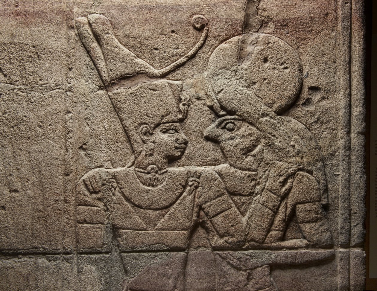 Relief sur un sanctuaire érigé par le pharaon Taharqa dans la cour du temple d