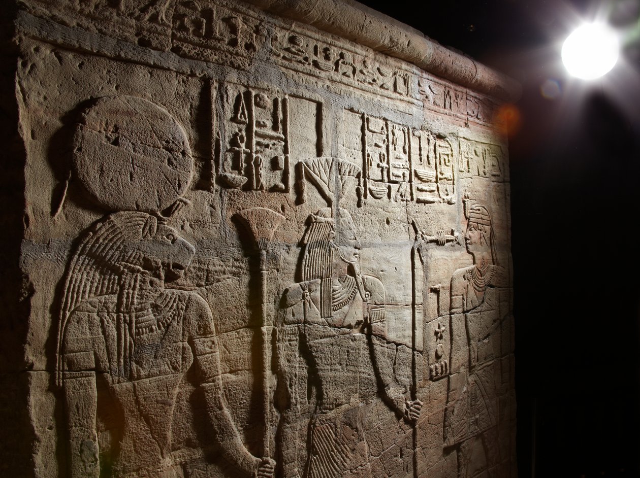 Relief sur un sanctuaire érigé par le pharaon Taharqa dans la cour du temple d