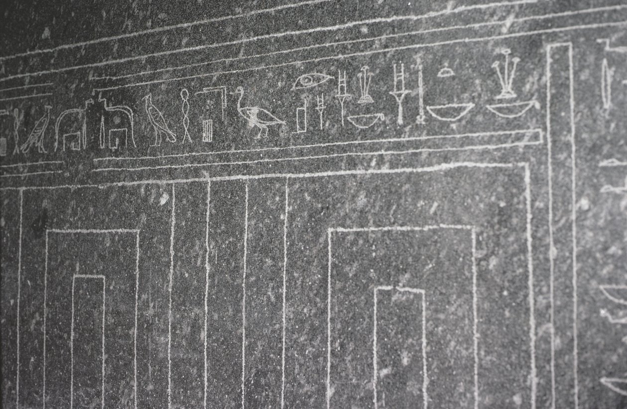 Relief en creux montrant un temple du sarcophage du taureau Apis dans le Serapeum, Nouvel Empire - Egyptian 26th Dynasty