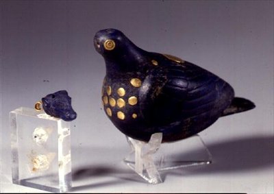 Colombe votive et pendentif en forme de tête de taureau, de Suse, sud-ouest de l