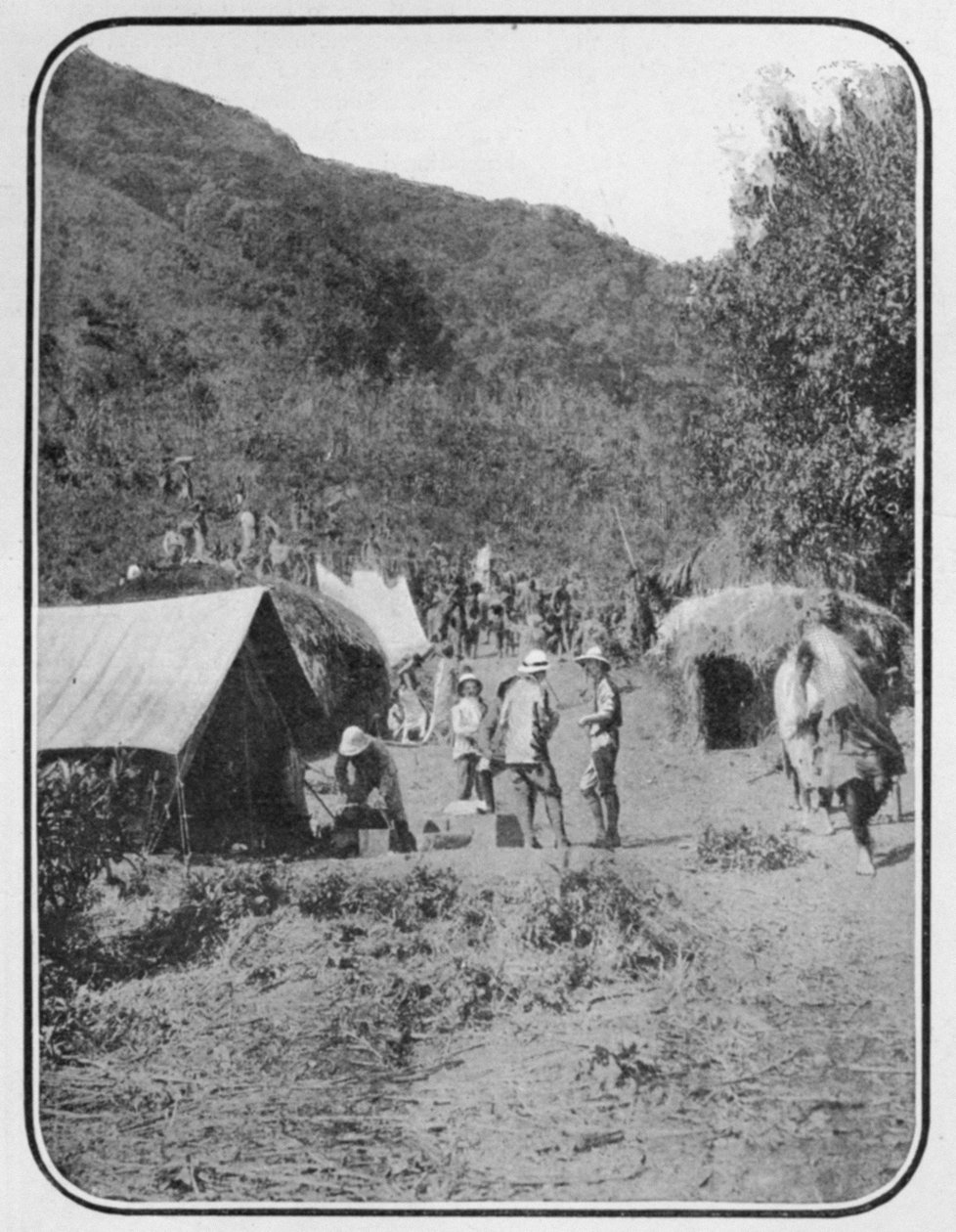 Une expédition en montagne quittant le camp de base permanent, d