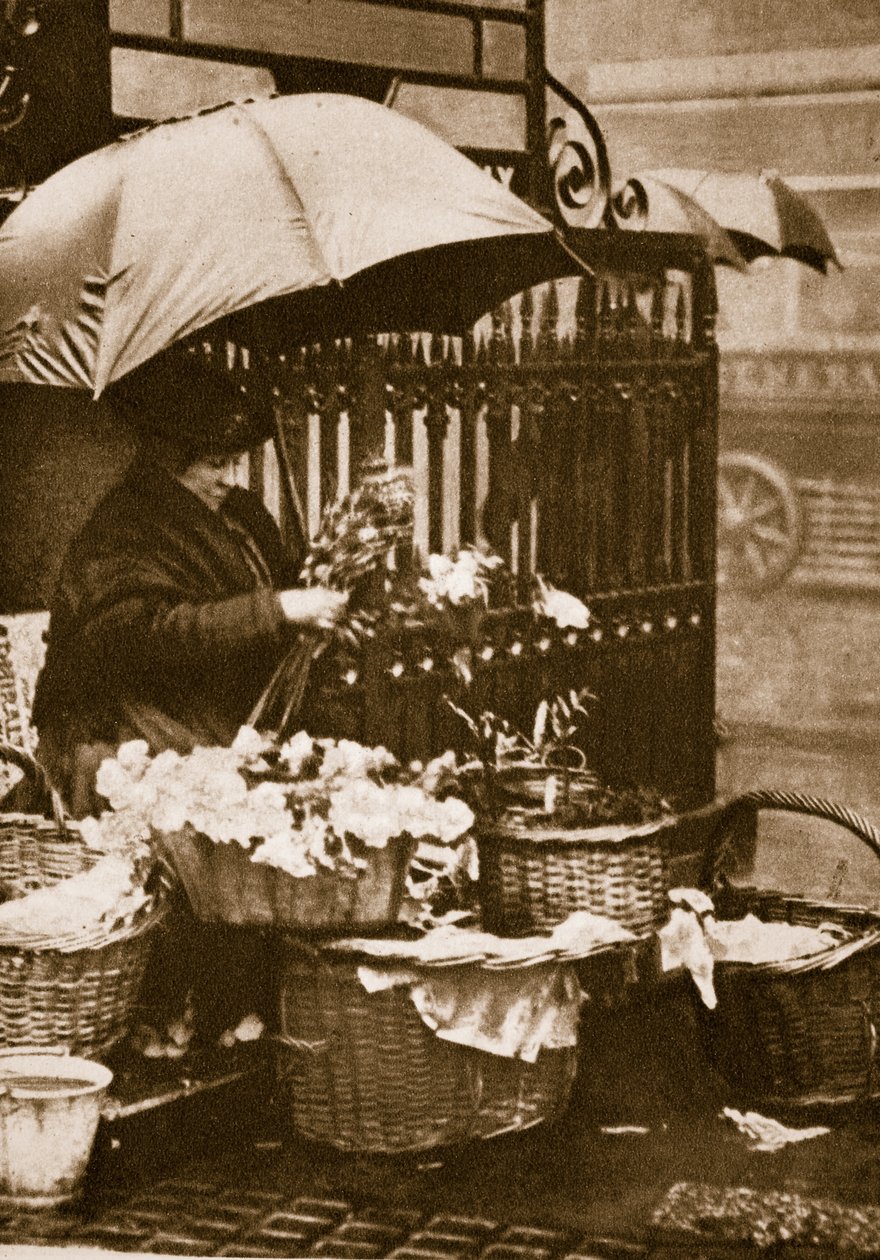 Une vendeuse de fleurs à Piccadilly Circus - English Photographer