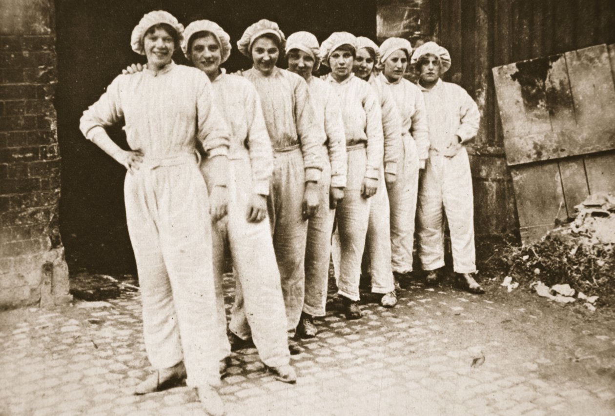 Un groupe pittoresque de travailleuses : domestiques dans un moulin à Nottingham, de The Illustrated War News, 12 juillet 1916 - English Photographer