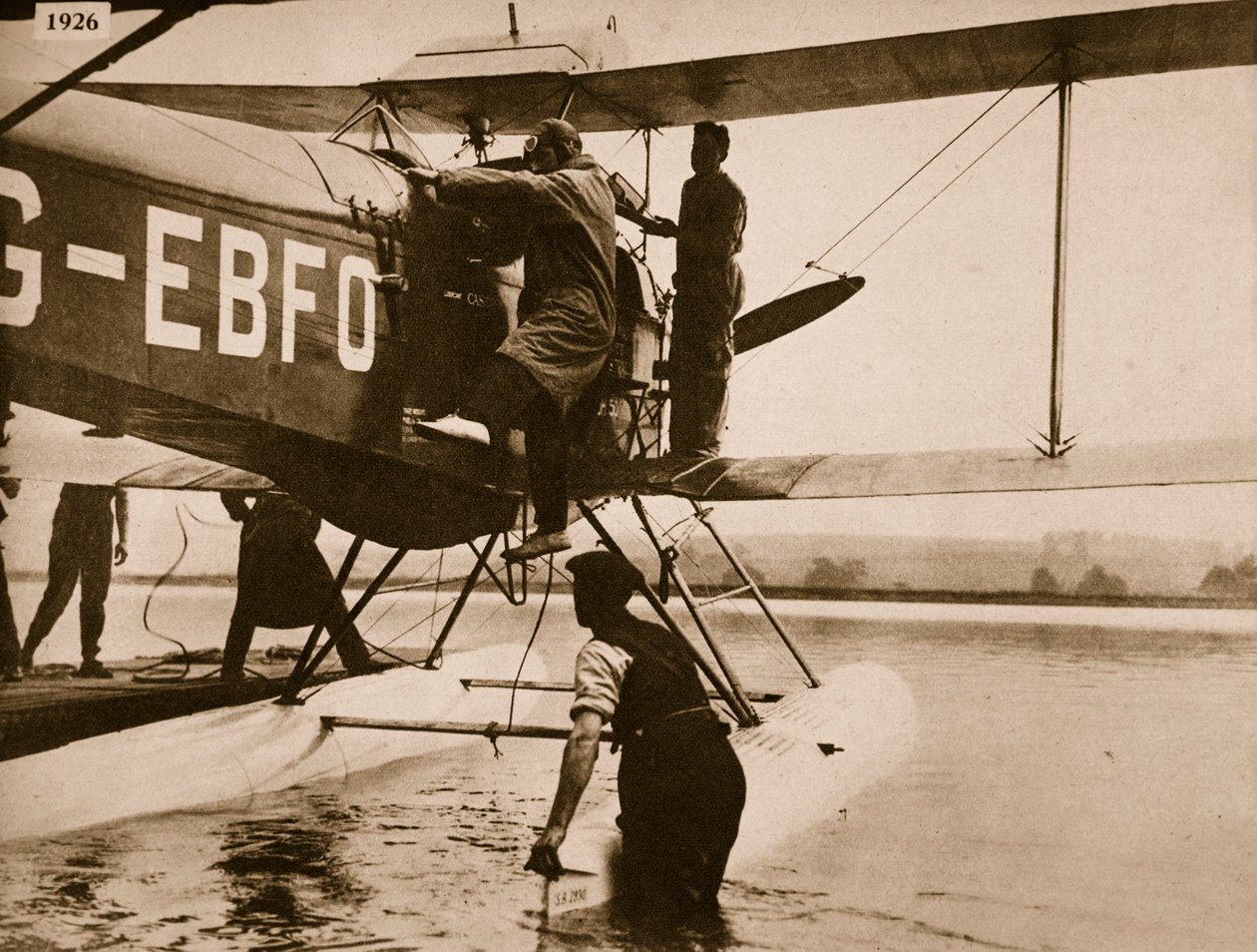 Alan Cobham montant dans son avion avant de partir pour l