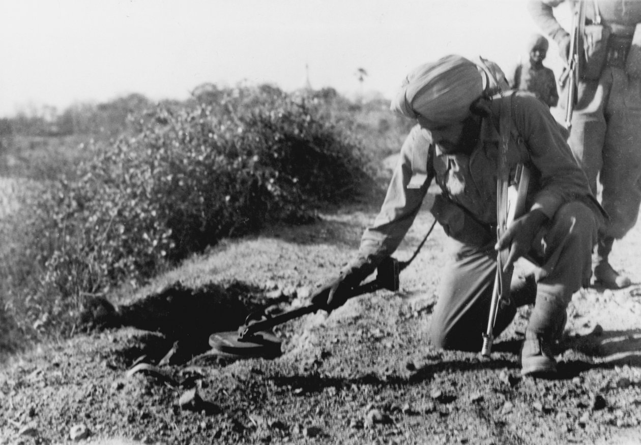 Un soldat indien cherchant des mines avec un détecteur de métaux - English Photographer