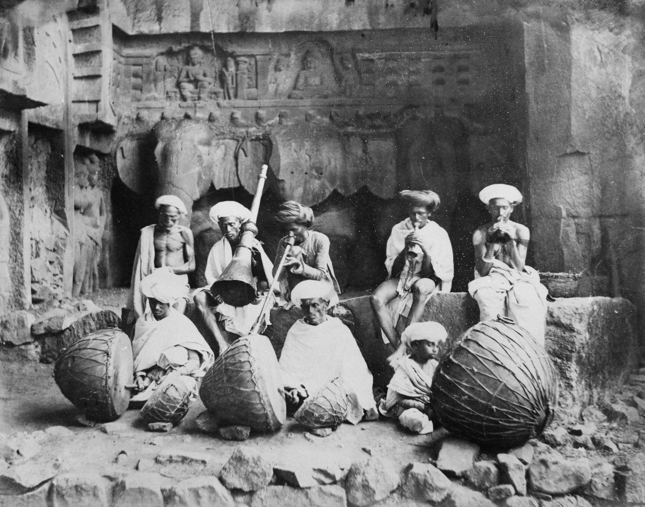 Groupe de musiciens dans les grottes de Karla, vers 1860-90 - English Photographer