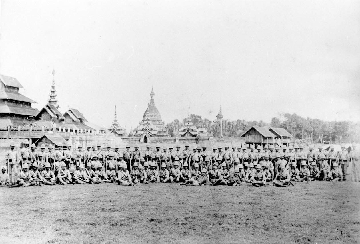 Régiment britannique devant le palais de Wuntho et le monastère bouddhiste, 1891 - English Photographer