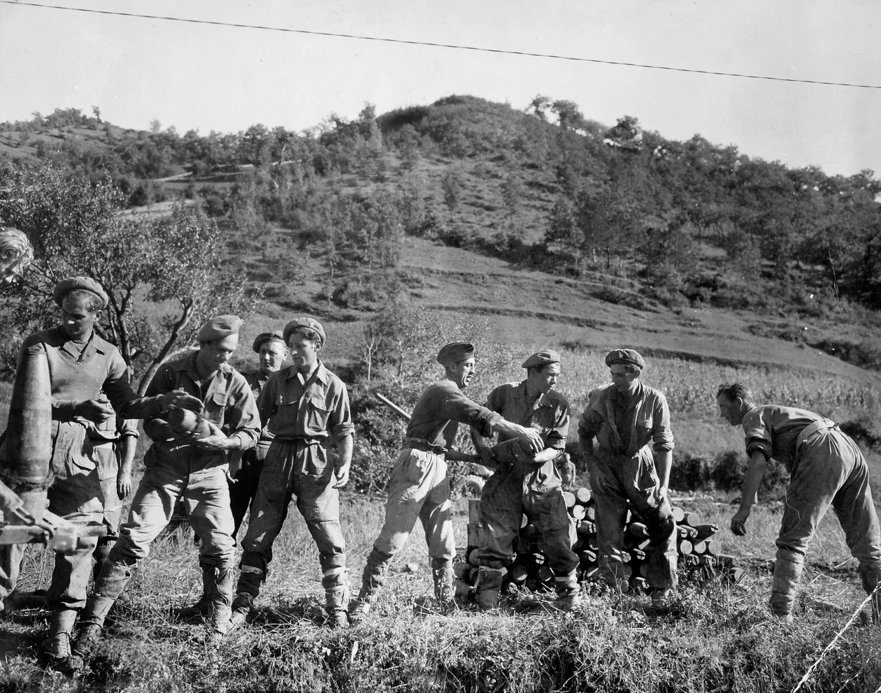 Troupes britanniques empilant des obus, Italie, 1944 - English Photographer