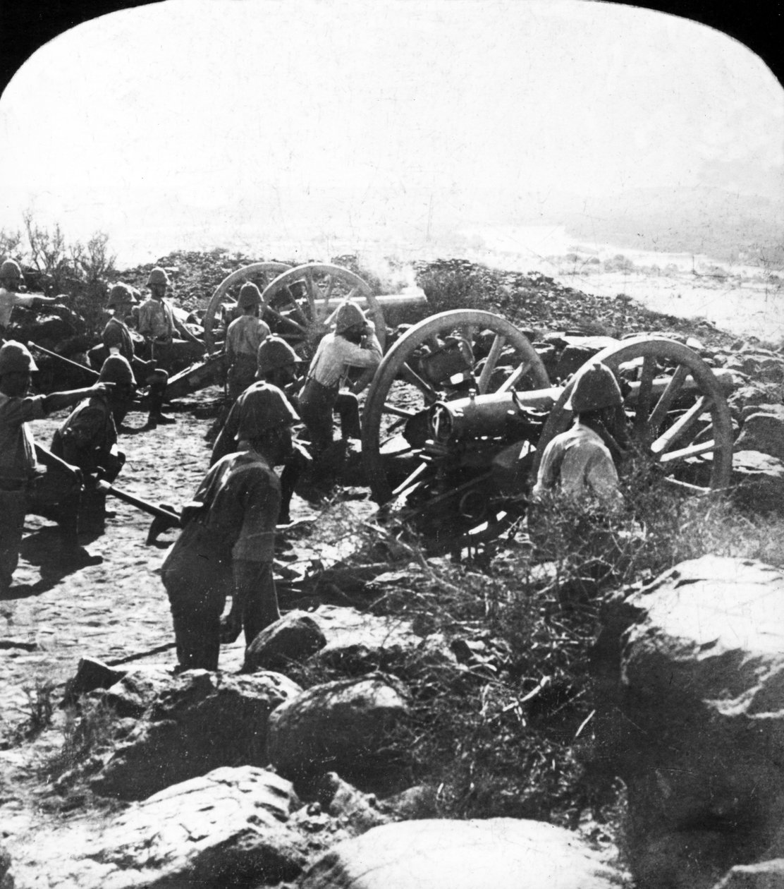 Artillerie de garnison du Cap attaquant les Boers à travers la rivière Modder, Afrique du Sud, 1899 - English Photographer