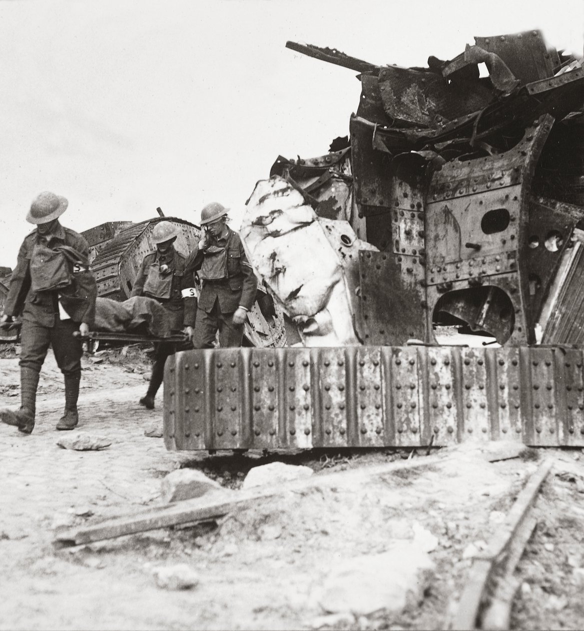 Les blessés revenant de la ligne, passent devant des chars détruits lors de la bataille des chars, Villers-Bretonneux, 24 avril 1918 - English Photographer