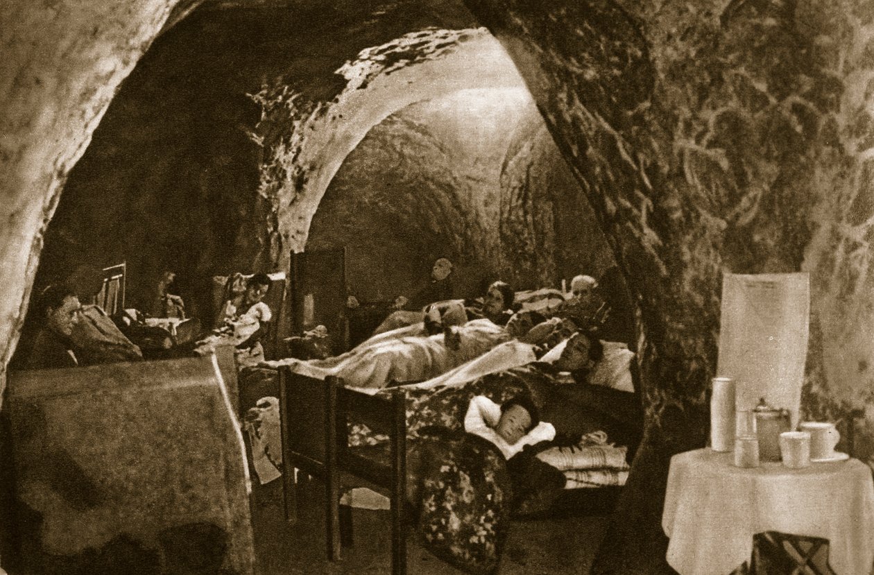 Habitations troglodytes sur la côte anglaise utilisées comme abris anti-aériens, 1940 - English Photographer