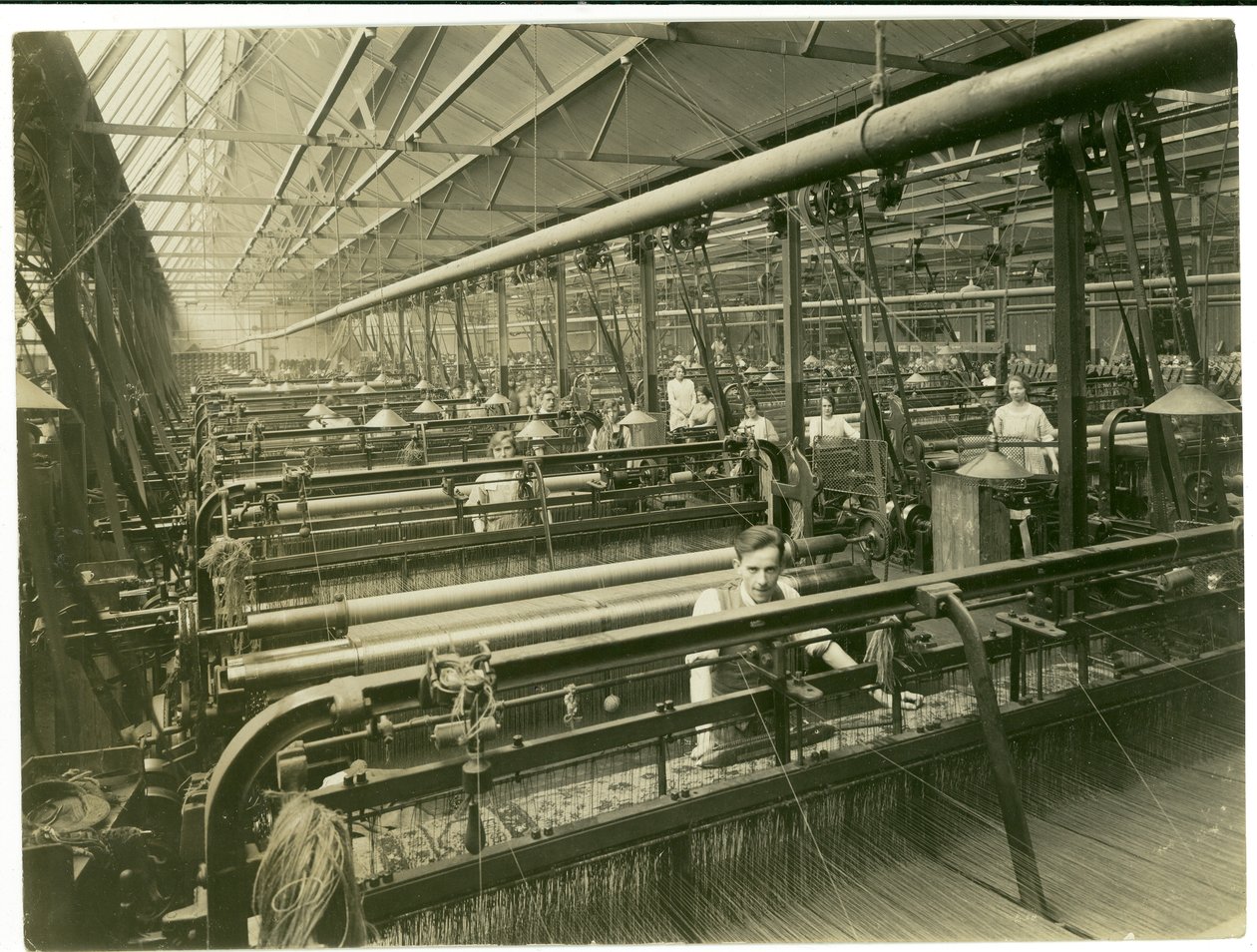 Réglage de chenille, usine de tapis, 1923 - English Photographer